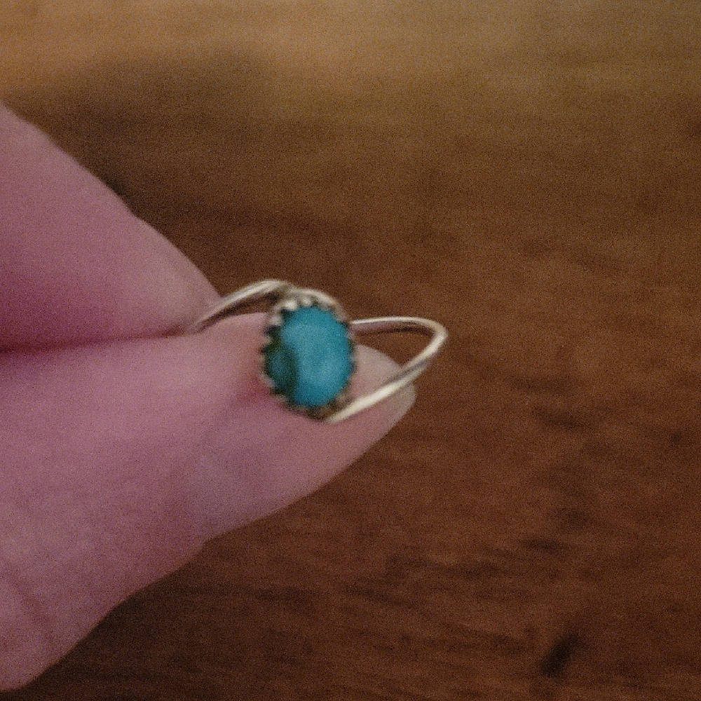 Elegant Silver Turquoise Ring - Picture 3 of 6